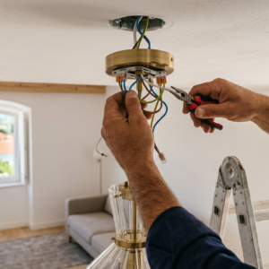 Instalação ou substituição de candeeiro tipo lustre