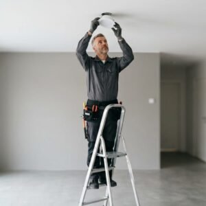 Instalação ou substituição de candeeiro tipo LED e plafon